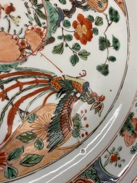 Un plat en porcelaine de Chine famille verte &agrave; d&eacute;cor de ph&eacute;nix, Kangxi